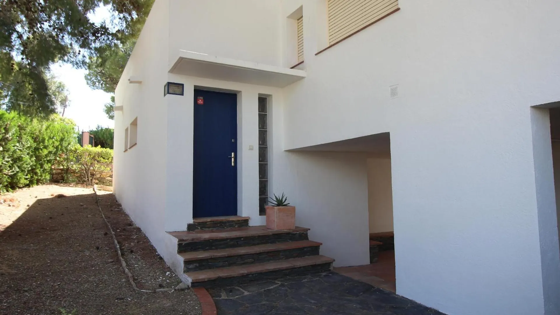 Casa Con Jardin A 100M De La Playa En Llanca, Cerca Del Puerto Y Comercios - Es-228-12