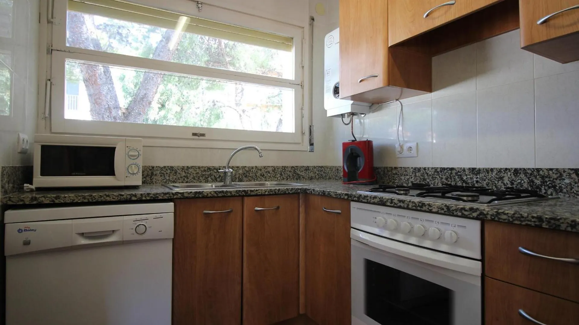 Casa Con Jardin A 100M De La Playa En Llanca, Cerca Del Puerto Y Comercios - Es-228-12 Nyaraló