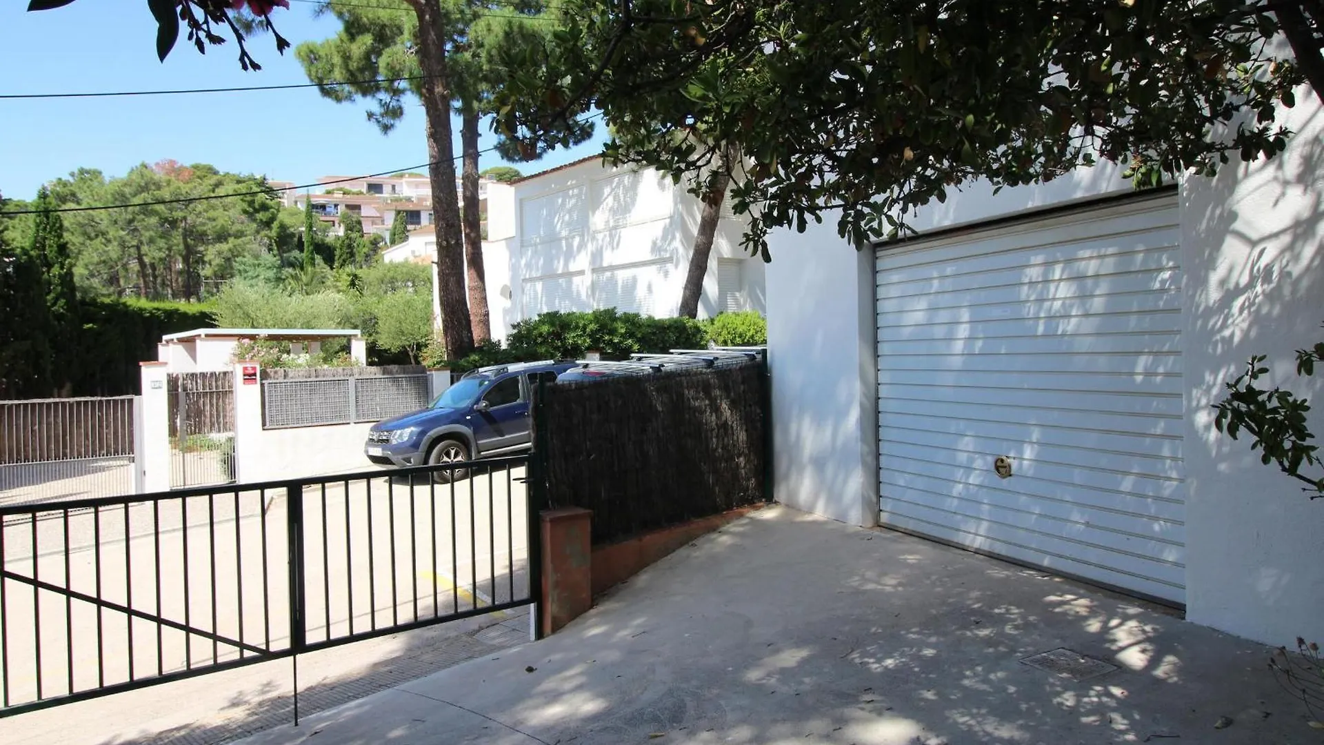 Casa Con Jardin A 100M De La Playa En Llanca, Cerca Del Puerto Y Comercios - Es-228-12